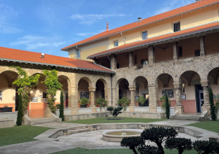 Interieur de la cours du lycée