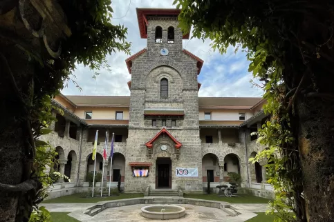 La cour du lycée depuis l'entrée