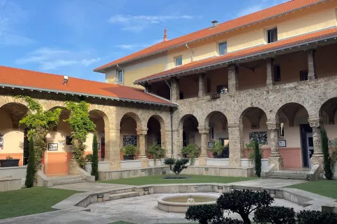 Interieur de la cours du lycée