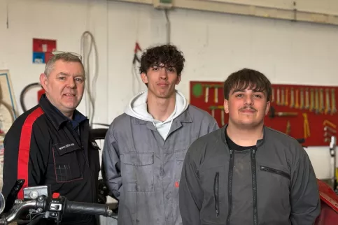 Un professeur et des élèves du CAP moto