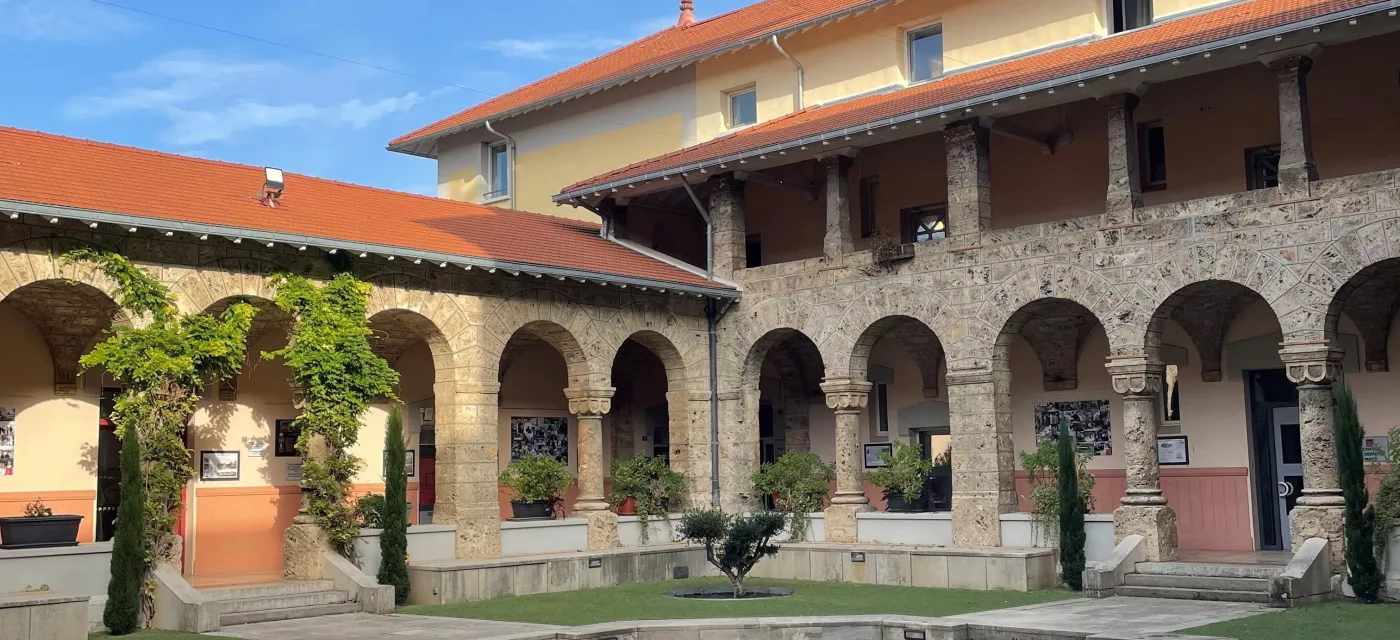 Interieur de la cours du lycée