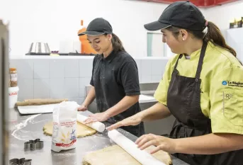Deux jeunes en train de cuisiner 