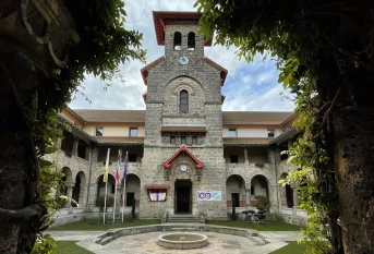 La cour du lycée depuis l'entrée