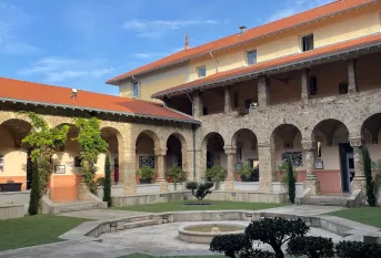 Interieur de la cours du lycée