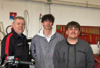 Un professeur et des élèves du CAP moto