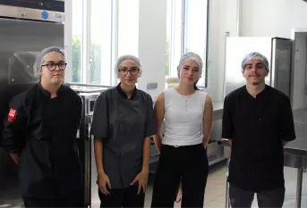 Elèves et formatrice dans la nouvelle cuisine de l'Ecole de Production Jean-Marie Vianney