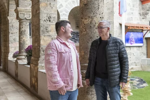 Un jeune et son éducateur en pleine discussion