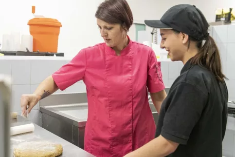 Une jeune avec sa formatrice en école de production 