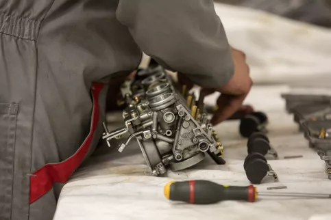 Un moteur de moto dans les mains d'un jeune