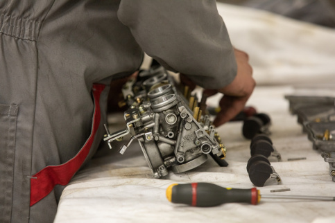 Un moteur de moto dans les mains d'un jeune