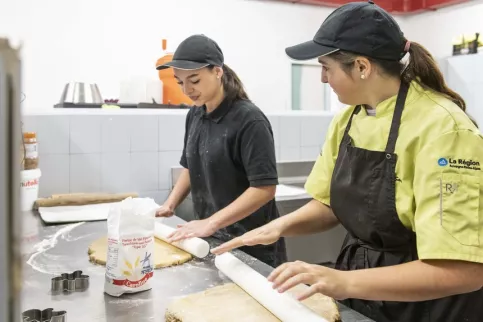 Deux jeunes en train de cuisiner 