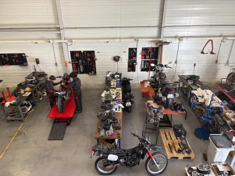 L'atelier des CAP maintenance des véhicules vue de haut