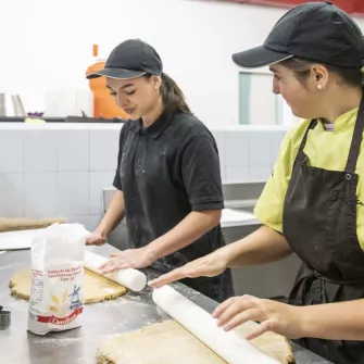 Deux jeunes en train de cuisiner 