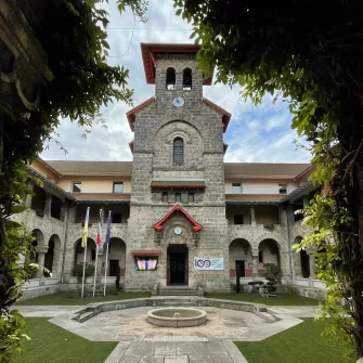 La cour du lycée depuis l'entrée