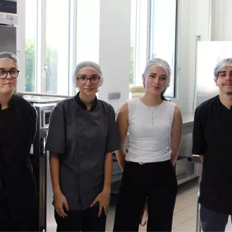 Elèves et formatrice dans la nouvelle cuisine de l'Ecole de Production Jean-Marie Vianney