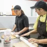 Deux jeunes en train de cuisiner 